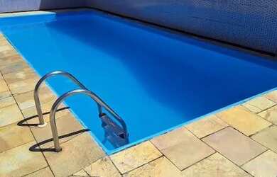 Imagem: A casa possui 2 Dormitórios, Acomodam 10 pessoas, 4 Vagas na