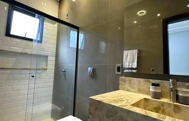 Imagem: A casa em condomínio possui 3 Dormitórios, 3 Banheiros, 4