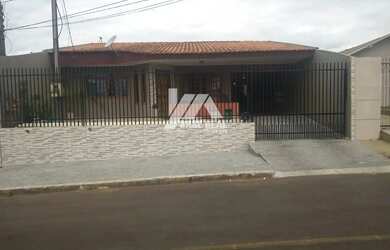 Imagem: A casa possui 3 Dormitórios, 2 Banheiros, 4 Vagas na garagem