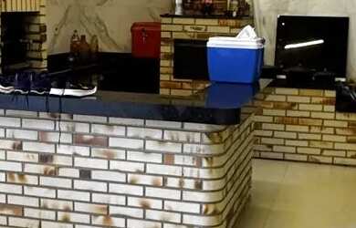 Imagem: A casa possui 3 Dormitórios, 3 Banheiros, 4 Vagas na garagem