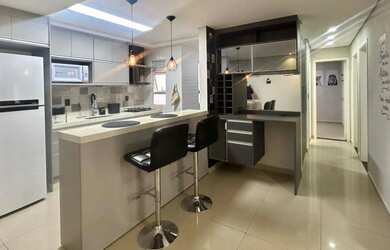 Imagem: O apartamento possui 3 Dormitórios, 1 Banheiro, 1 Vaga na garagem