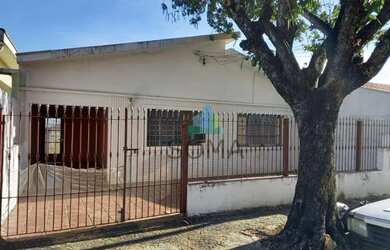 Imagem: A casa possui 3 Dormitórios, 2 Banheiros, 3 Vagas na garagem