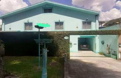 Imagem: A casa possui 4 Dormitórios, 5 Banheiros, 2 Vagas na garagem