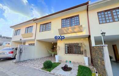 Imagem: A casa possui 3 Dormitórios, 3 Banheiros, 2 Vagas na garagem