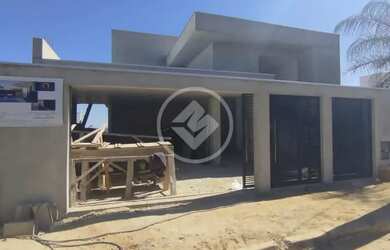 Imagem: A casa possui 3 Dormitórios, 1 Banheiro, 2 Vagas na garagem