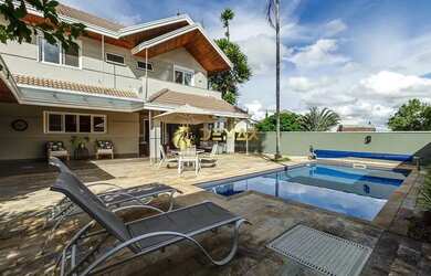 Imagem: A casa possui 4 Dormitórios, 5 Banheiros, 4 Vagas na garagem