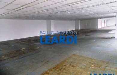 Imagem: O depósito possui 4 Vagas na garagem, 412m² de Área e está