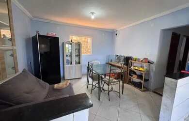 Imagem: A casa possui 2 Dormitórios, 1 Banheiro, 2 Vagas na garagem