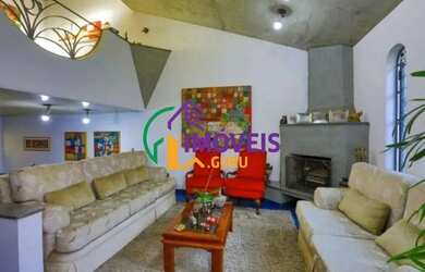 Imagem: A casa possui 4 Dormitórios, 3 Banheiros, 5 Vagas na garagem