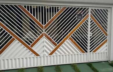 Imagem: A casa possui 3 Dormitórios, 3 Banheiros, 2 Vagas na garagem