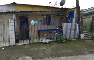 Imagem: A casa possui 4 Dormitórios, 4 Banheiros, 1 Vaga na garagem