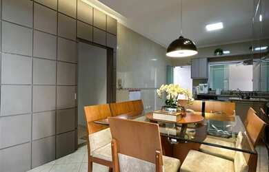 Imagem: A casa possui 3 Dormitórios, 2 Banheiros, 2 Vagas na garagem