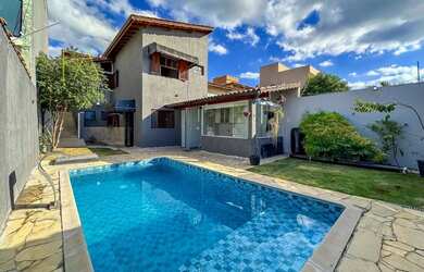 Imagem: A casa possui 4 Dormitórios, 4 Banheiros, 2 Vagas na garagem