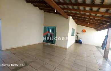 Imagem: A casa possui 3 Dormitórios, 3 Banheiros, 4 Vagas na garagem