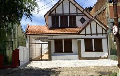 Imagem: A casa possui 3 Dormitórios, 3 Banheiros, 3 Vagas na garagem