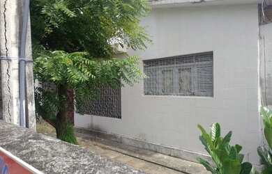 Imagem: A casa possui 3 Dormitórios, 1 Banheiro, 2 Vagas na garagem