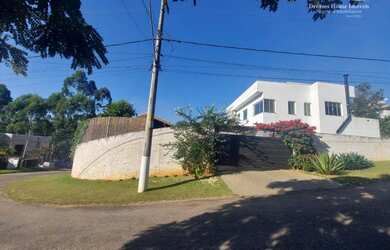 Imagem: A casa em condomínio possui 4 Dormitórios, 5 Banheiros, 2