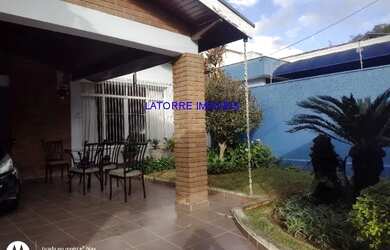 Imagem: A casa possui 3 Dormitórios, 2 Banheiros, 3 Vagas na garagem