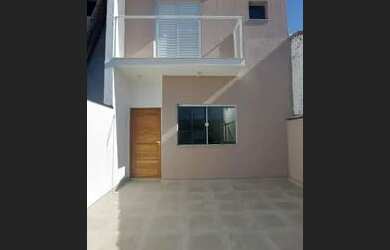 Imagem: A casa possui 3 Dormitórios, 2 Banheiros, 2 Vagas na garagem