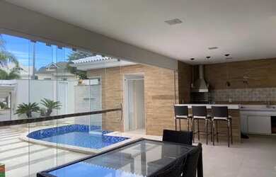 Imagem 2: Casa de condomínio para aluguel e venda possui 270 metros quadrados com 5 quartos