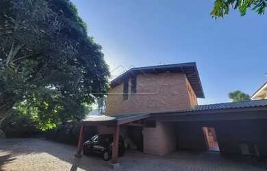 Imagem: A casa possui 4 Dormitórios, 5 Banheiros, 5 Vagas na garagem