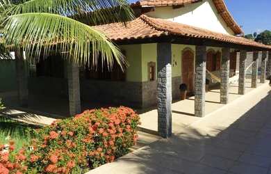 Imagem: A casa possui 3 Dormitórios, 3 Banheiros, 5 Vagas na garagem