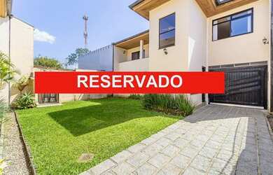 Imagem: A casa possui 4 Dormitórios, 3 Banheiros, 5 Vagas na garagem