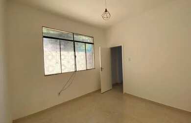 Imagem: A casa possui 2 Dormitórios, 1 Banheiro, 2 Vagas na garagem