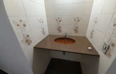 Imagem: A casa possui 3 Dormitórios, 1 Banheiro, 2 Vagas na garagem