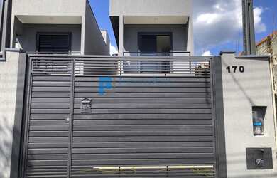 Imagem: A casa possui 3 Dormitórios, 3 Banheiros, 2 Vagas na garagem