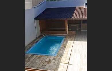 Imagem: A casa possui 4 Dormitórios, 3 Banheiros, 5 Vagas na garagem