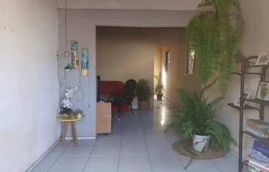 Imagem: A casa possui 2 Dormitórios, 1 Banheiro, 1 Vaga na garagem