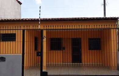 Imagem: A casa possui 2 Dormitórios, 2 Banheiros, 2 Vagas na garagem