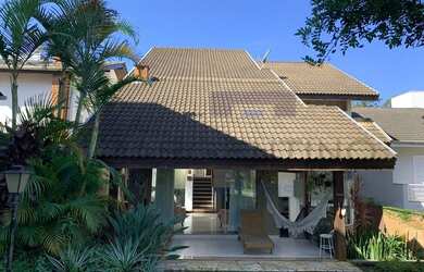 Imagem: A casa em condomínio e possui 3 Dormitórios, Suítes, 4 Banheiros