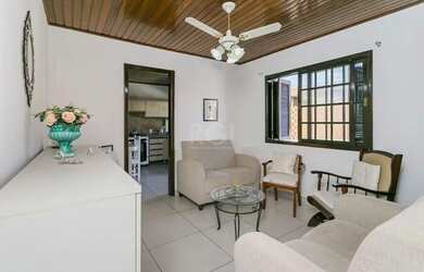 Imagem: A casa possui 5 Dormitórios, 4 Banheiros, 2 Vagas na garagem