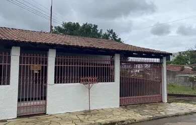 Imagem: A casa possui 3 Dormitórios, 2 Banheiros, 3 Vagas na garagem