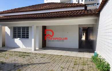 Imagem: A casa possui 4 Dormitórios, 3 Banheiros, 3 Vagas na garagem