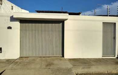 Imagem: A casa possui 3 Dormitórios, 1 Banheiro, 3 Vagas na garagem