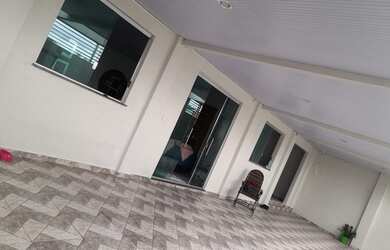 Imagem: A casa possui 5 Dormitórios, 3 Banheiros, 5 Vagas na garagem