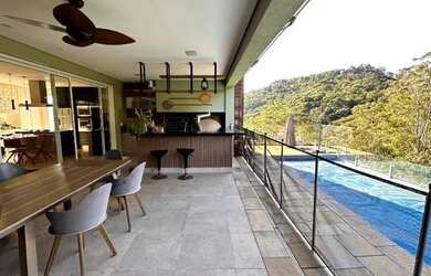 Imagem: A casa em condomínio possui 4 Dormitórios, 5 Banheiros, 3