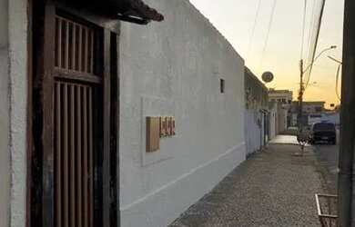 Imagem: A casa possui 4 Dormitórios, 2 Banheiros, 1 Vaga na garagem