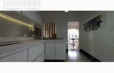 Imagem: A casa possui 3 Dormitórios, 3 Banheiros, 5 Vagas na garagem