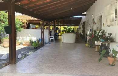 Imagem: A casa possui 3 Dormitórios, 2 Banheiros, 2 Vagas na garagem