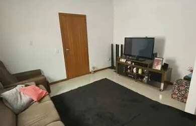 Imagem: A casa possui 2 Dormitórios, 1 Banheiro, 2 Vagas na garagem