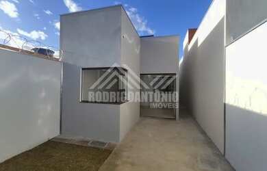 Imagem: A casa possui 2 Dormitórios, 1 Banheiro, 1 Vaga na garagem