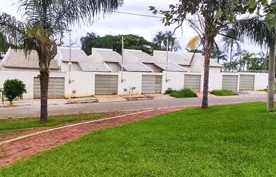 Imagem: A casa possui 2 Dormitórios, 1 Banheiro, 1 Vaga na garagem