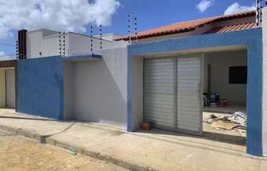 Imagem: A casa possui 3 Dormitórios, 2 Banheiros, 2 Vagas na garagem