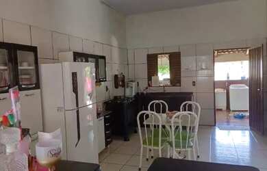 Imagem: A casa possui 2 Dormitórios, 1 Banheiro, 1 Vaga na garagem