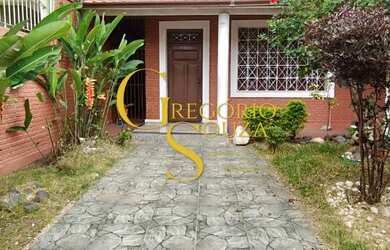 Imagem: A casa possui 4 Dormitórios, 3 Banheiros, 3 Vagas na garagem