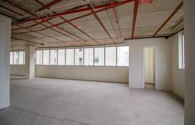 Imagem: O depósito possui 2 Vagas na garagem, 164m² de Área e está